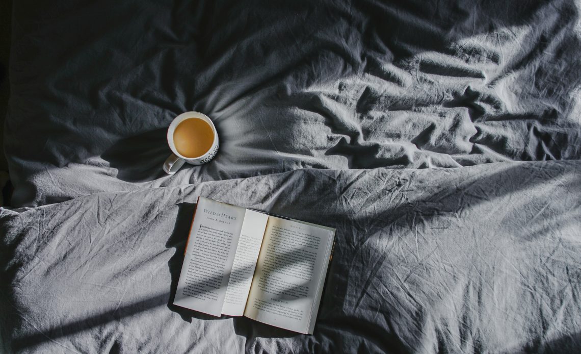 Sonntags Buch lesen