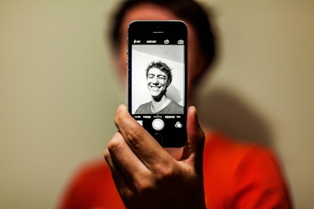 Mann hält Selfie in die Kamera