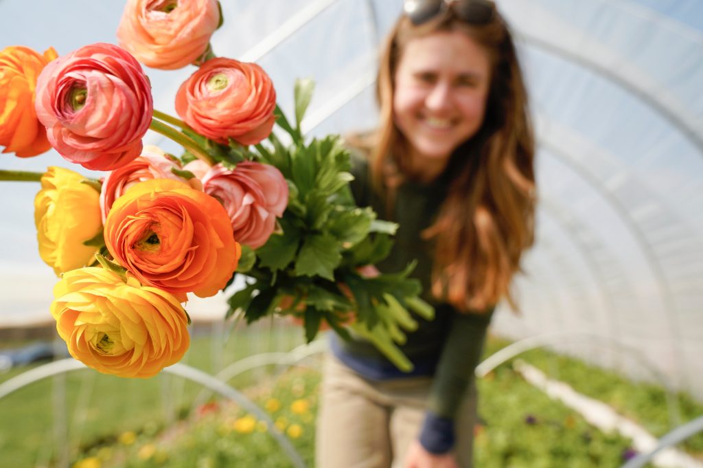 eine Frau überreicht einen Blumenstrauß