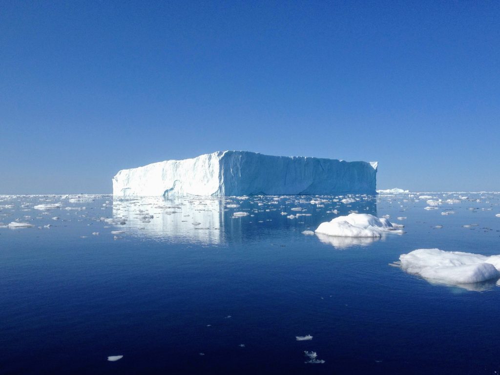 Eisberg im blauen Meer