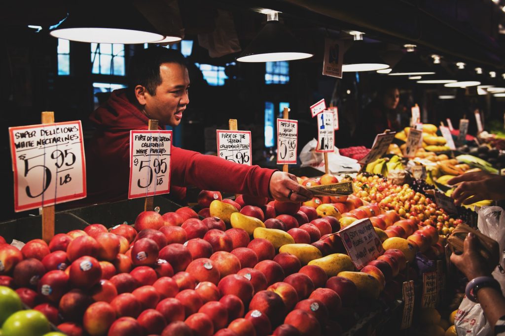 Händler auf dem Markt zeigt Verhandlungsstrategie